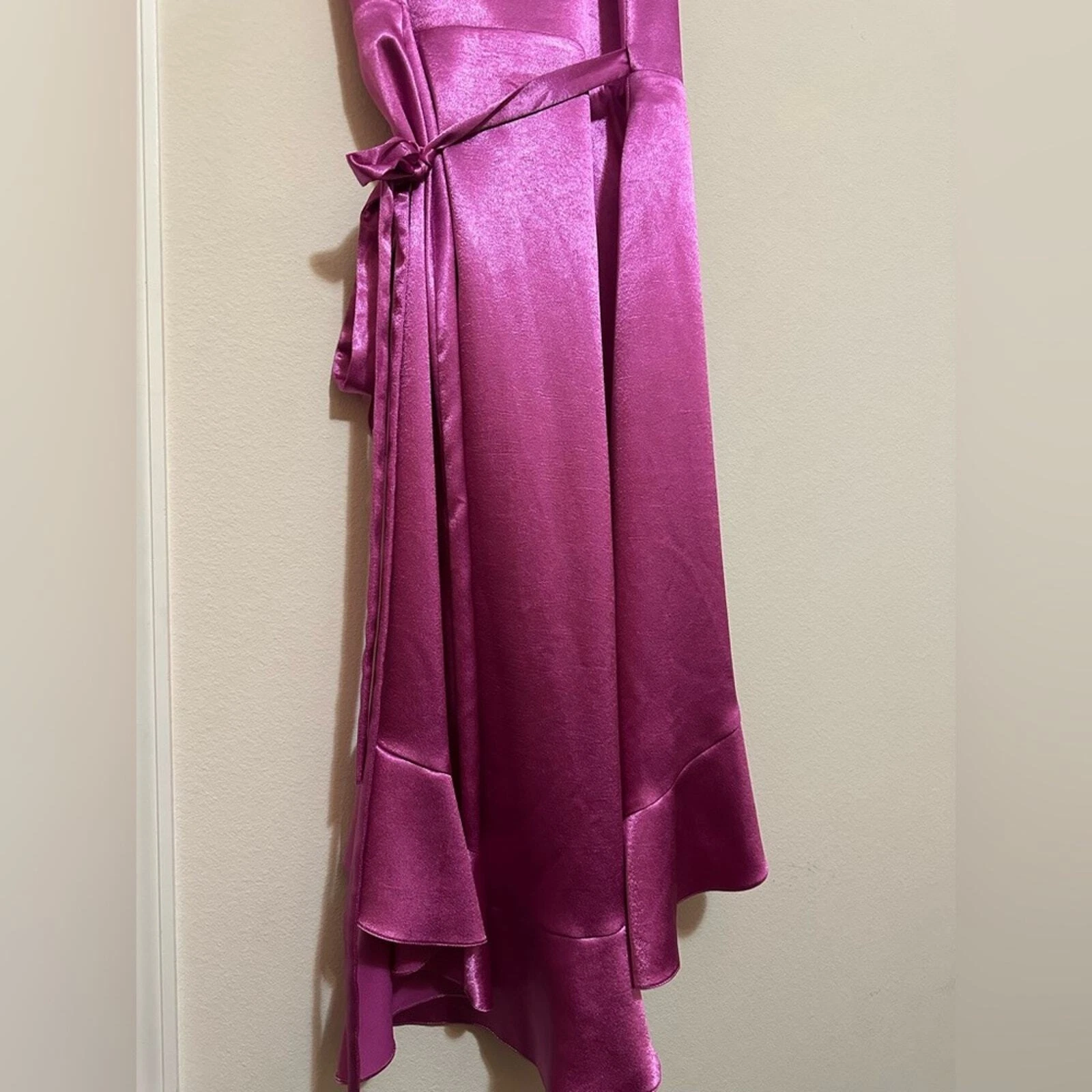 Abito Maje rosa raso midi senza maniche avvolgente con volant taglia L San Valentino Barbie matrimonio