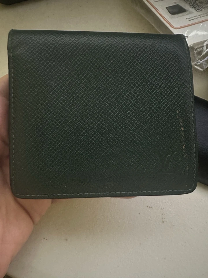 Auténtica Cartera Louis Vuitton Verde Oscuro Cuero Epi LV Logotipo Repujado Plegable Foto 2 de 4