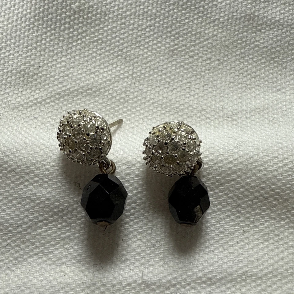 Aretes de pavé de carolee con detalles de gota negra y postes de oro de 14 quilates Foto 3 de 3