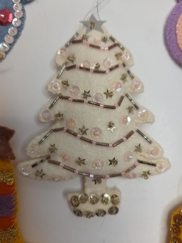 5 adornos navideños de lentejuelas de tela de fieltro hechos a mano de colección años 70 mediados de siglo kitsch - Imagen 7 de 7
