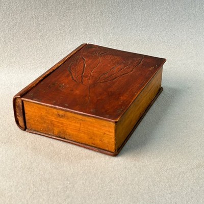 Vintage handgefertigte Bücherschatulle aus Holz mit geschnitztem Blattmotiv sehr guter Zustand
