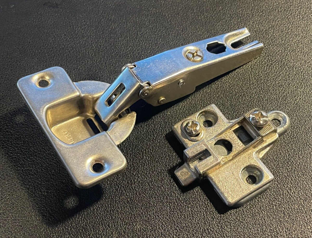 MEPLA Hinge 674.329.53.00, Full Overlay, Self-Closing w/ 592.293