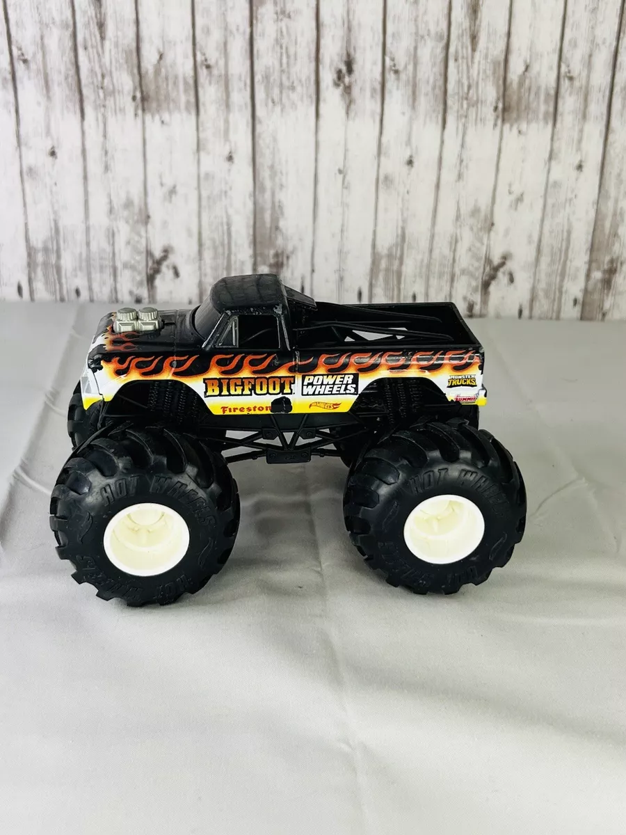 Hot Wheels Monster Trucks Oversized Bigfoot Vehicle in 1:24 Scale