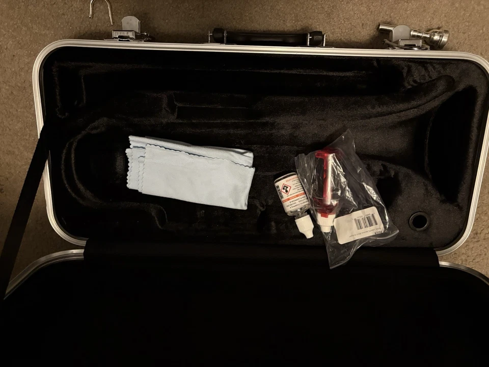 Sujetadores trompeta Jupiter enchapados en astilla (estuche Júpiter, dos aceites esenciales de limpieza) Foto 4 de 4