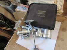 V buono usato poco shakespeare medaglia 2430 070 surf pesca mulinello bobine custodia