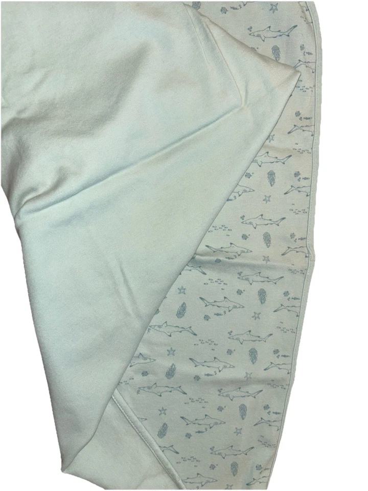 Tiburones y peces sobre una capa de algodón blanco con manta azul para bebé Foto 2 de 4