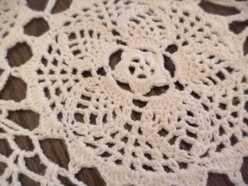 ANTIQUE 82 X 66 PURE WHITE CROCHETED TABLECLOTH - Picture 4 of 6