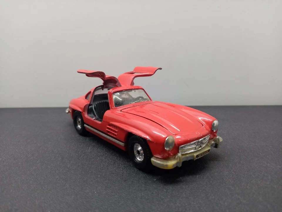 Corgi 1:35 Mercedes 300 SL Flügeltürer rot Modellauto - Bild 2 von 4