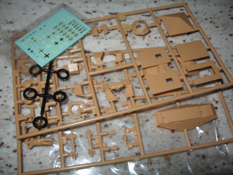Fugimi German Light Armoured Car Sd.Kfz. 222 Model Kit 1:76