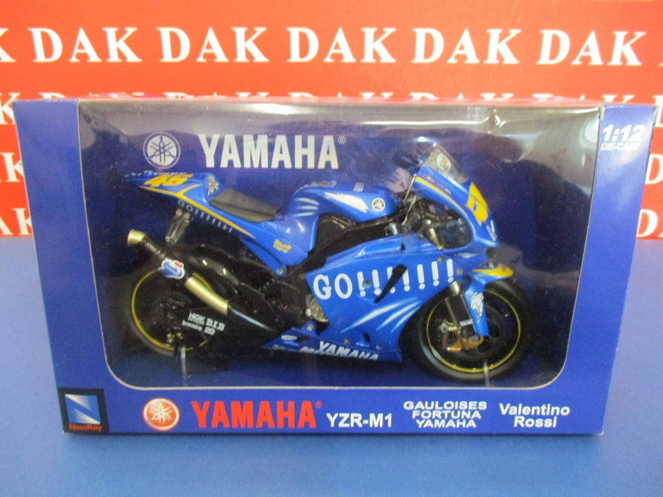 Die cast 1/12 Modellino Moto Yamaha YZR-M1 Gouloises Fortuna 2004 V.Rossi NewRay - Immagine 4 di 4