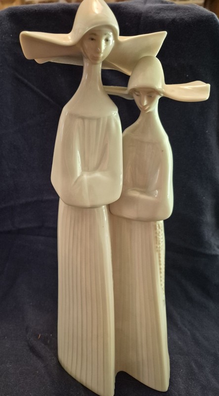 Lladro Nuns With Rosaries Figurine