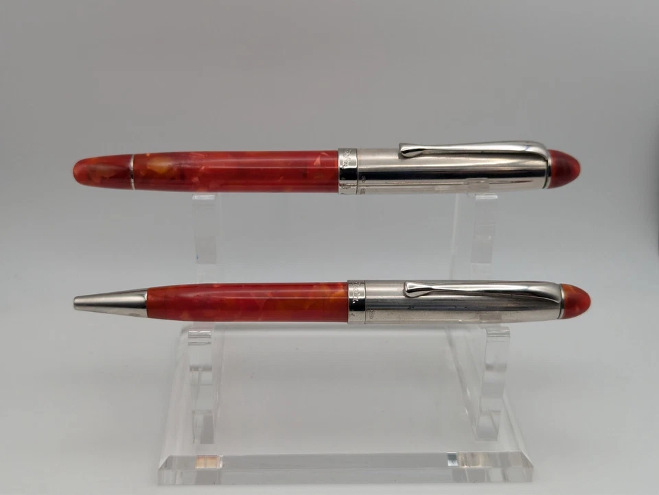 Delta Graffiti Sudadera con Capucha Roja Fuente y Bolígrafo Set (Usado) Foto 4 de 4