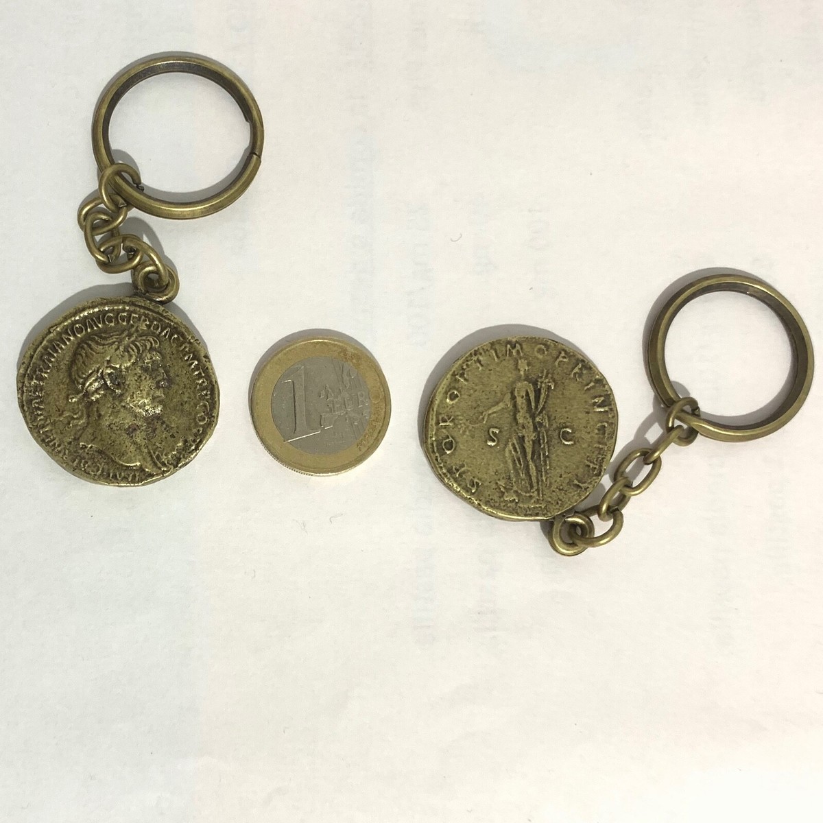 Lote De 2 Llaveros Con Monedas - En Metal Comun