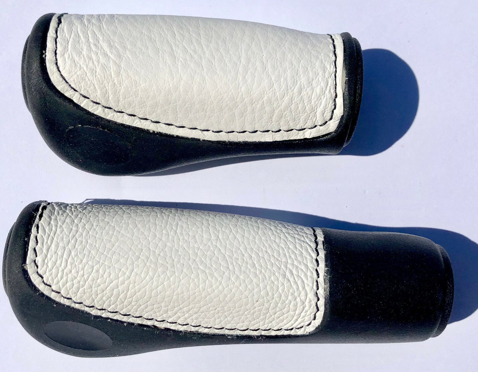 Poignée vélo ergonomique cuir blanc et caoutchouc pour un confort optimal