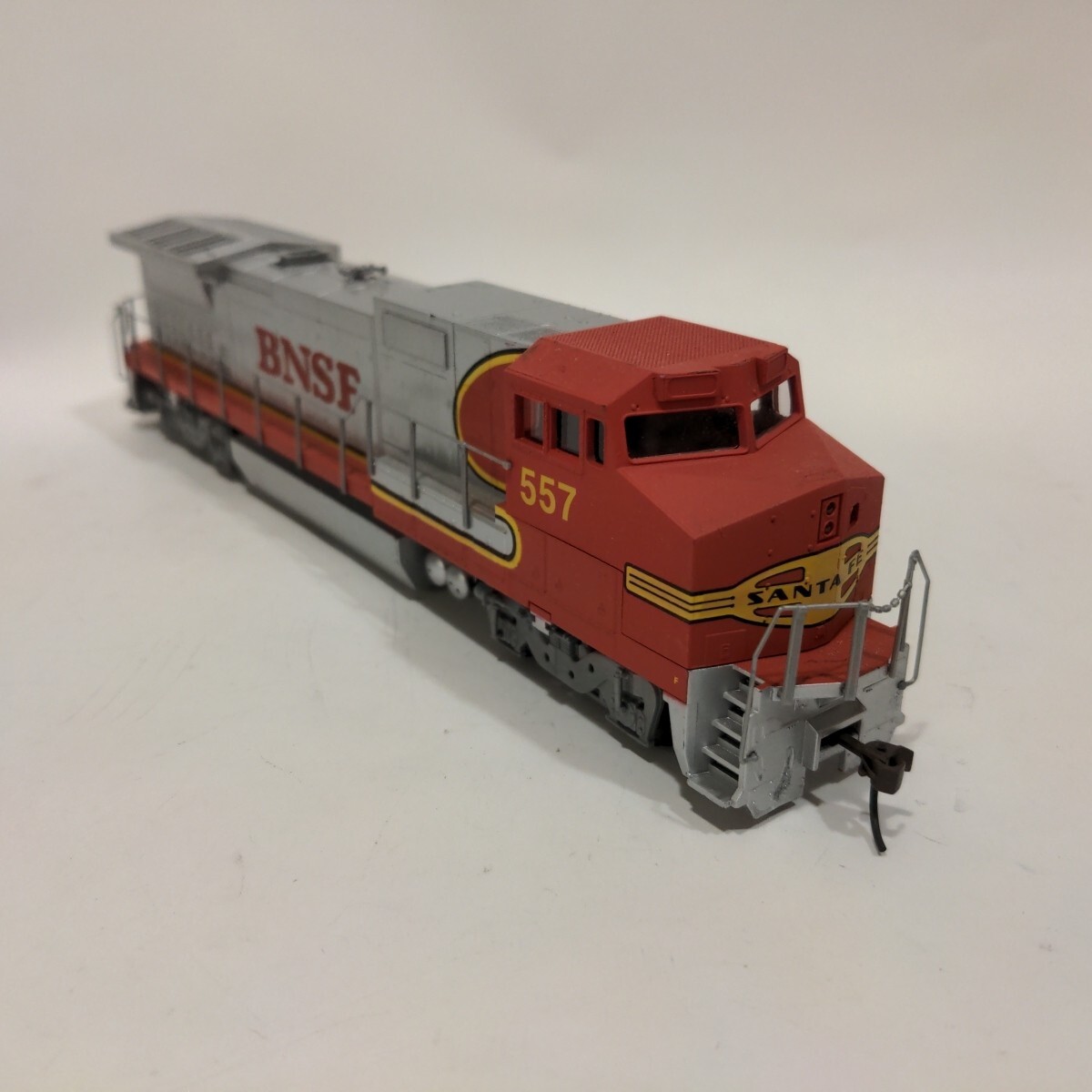 Walthers HO BNSF 557 Santa Fe Fakebonnet B40-8W Dash 8-40BW