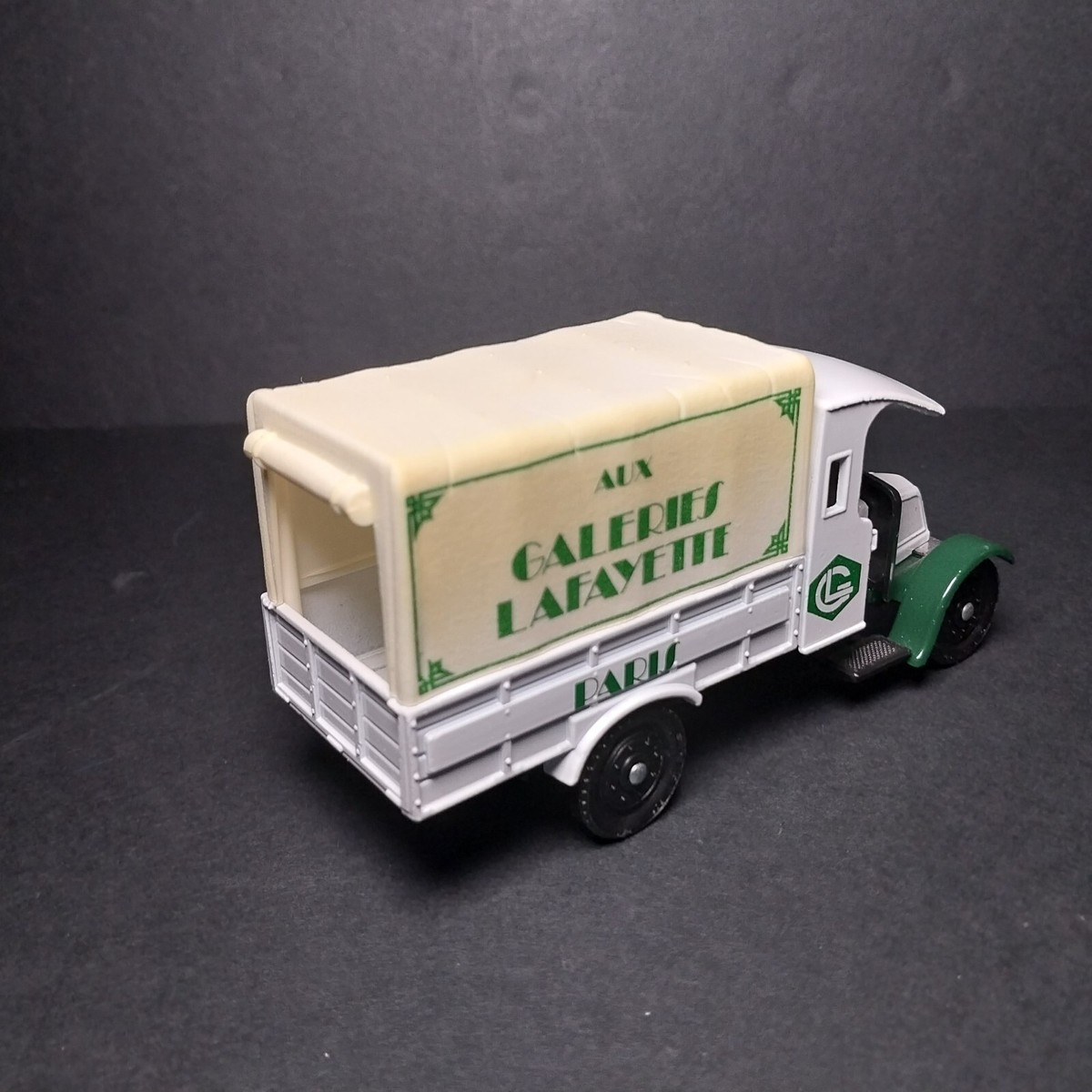 DINKY TOYS, engin blindé de transport, (Ref. 676). Neuf en b - Lot 187