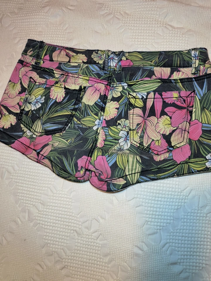 Hot Kiss Cici Juniors Shorts Floral Denim Tropical Stretch Daisy Dukes Size 13 - Image 3 of 4