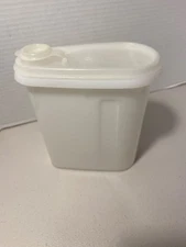 Vintage Tupperware # 792 Beverage Container ~Slim 7" 1 quart with seal and cap