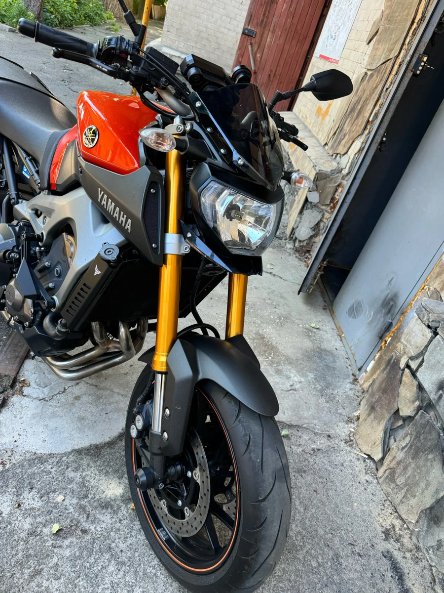Pare-brise Moto YBRAVO Pour Yamaha MT-09 / FZ-09 - Protection Vent Et Débris | Style Sportif - 2021 à 2023