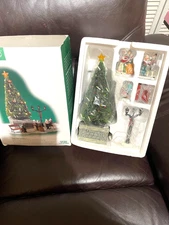 DEPT 56 TOWN TREE CAROLERS HERITAGE VILLAGE COLLECTION 56 05702