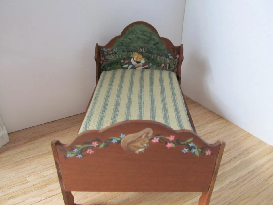 Cama infantil artesanal Ann Richards y cubreaguja casa de muñecas miniatura 1:12 Foto 3 de 4