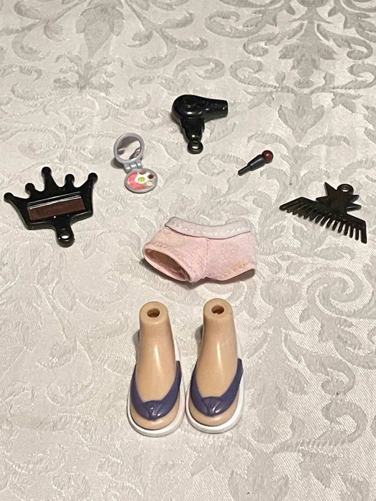 Bratz Stylin' Salon n Spa Dana Replacement Shoes and Accessories