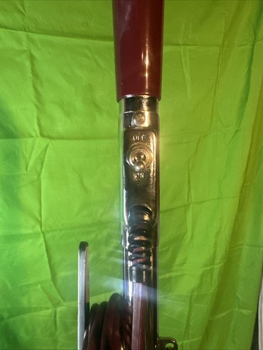 Royal Classic Edition upright vacuum - Metal - Commercial Quality - Model 9700 - Picture 10 of 10
