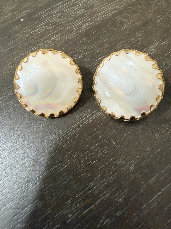 Vintage Sarah Coventry Beauty Buttons Clip-on Earrings Mother Of Pearl