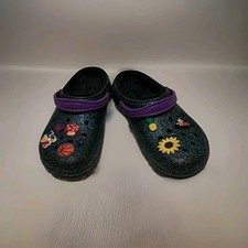 Zuecos CROCS Brillo con Acento Púrpura con Dijes Talla J6 Forrados de Fieltro