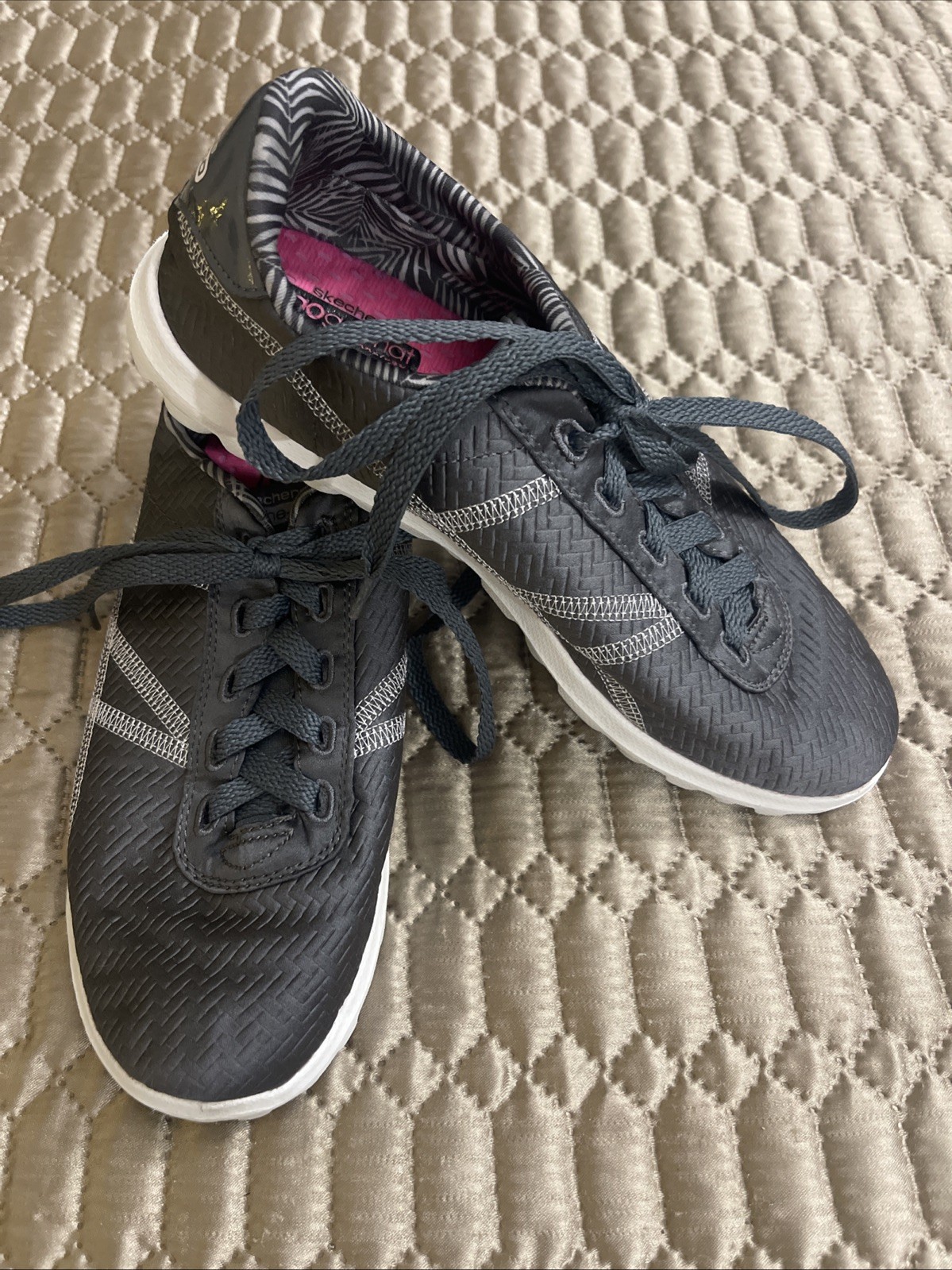 Skechers Goga Mat Women's Size 7.5 Lace Uo Athletic Shoe. Silver Gray Great Cond