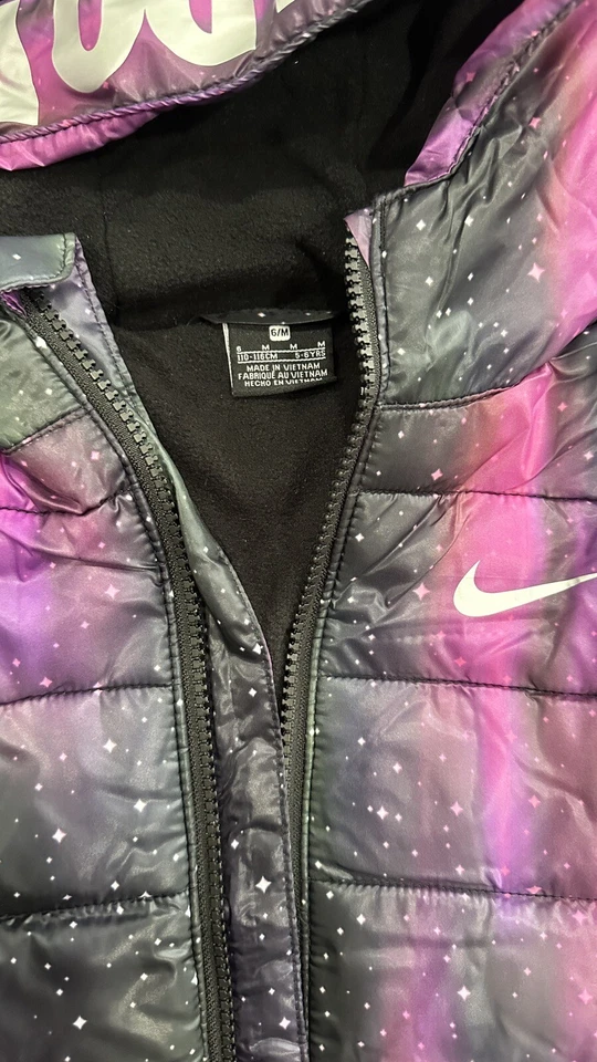 Casaco acolchoado Nike Just Do It All Over estampado tamanho 6/M meninas Galaxy Stars - Imagem 3 de 4