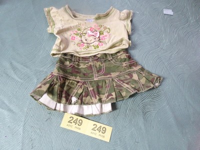 BUILD A BEAR SELTENES GRÜNES HELLO KITTY SANRIO T-SHIRT UND CAMOFLAGE ROCK