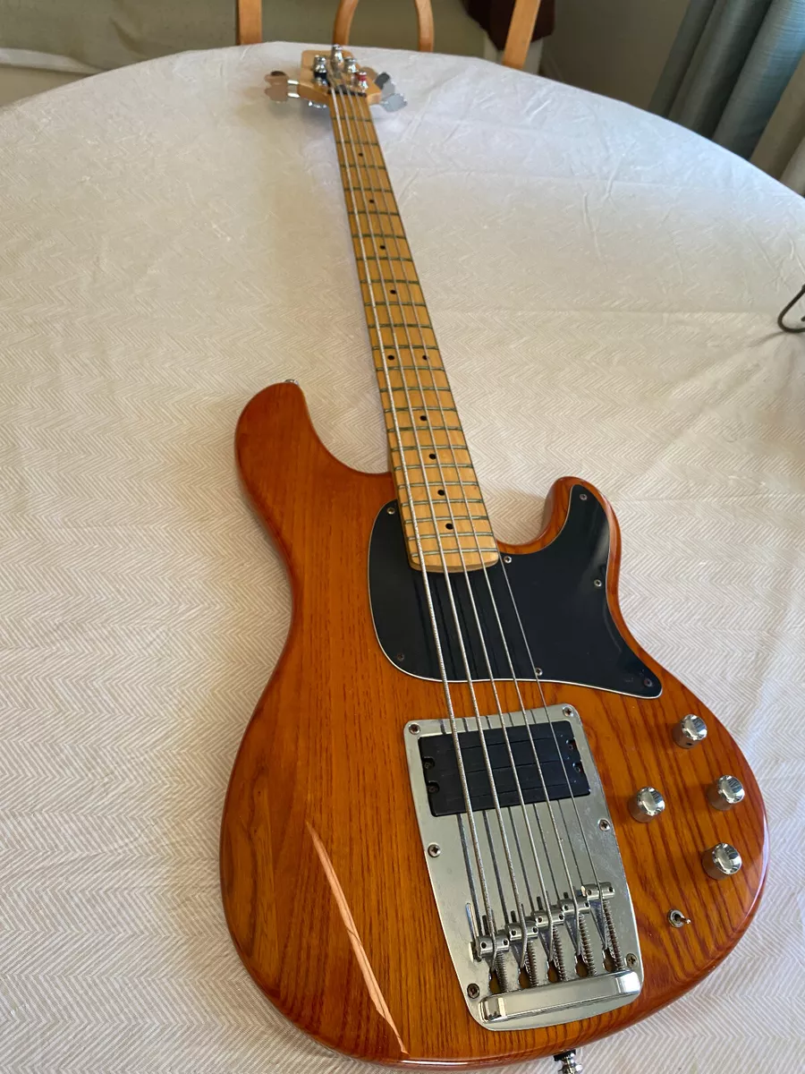 Ibanez ATK305 bass five strings with hard case (LOCAL PICK-UP) Ibanez ATK305 bass five strings with hard case (LOCAL PICK-UP)