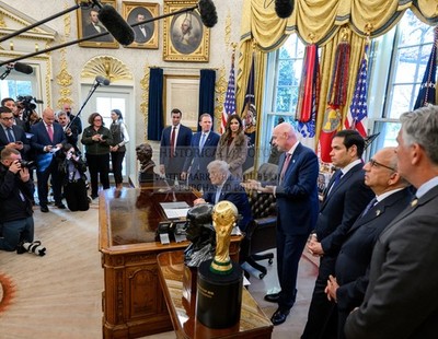 PRESIDENT DONALD TRUMP OVAL OFFICE MEDIA 2025 8.5X11 PHOTO