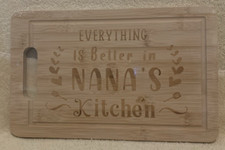 Tout est mieux dans la cuisine de NANA / Planche à découper bois 12x8 - NEUF