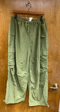 Women NWOT "Unbranded " army green elastic waist, cargo pants . Size XL
