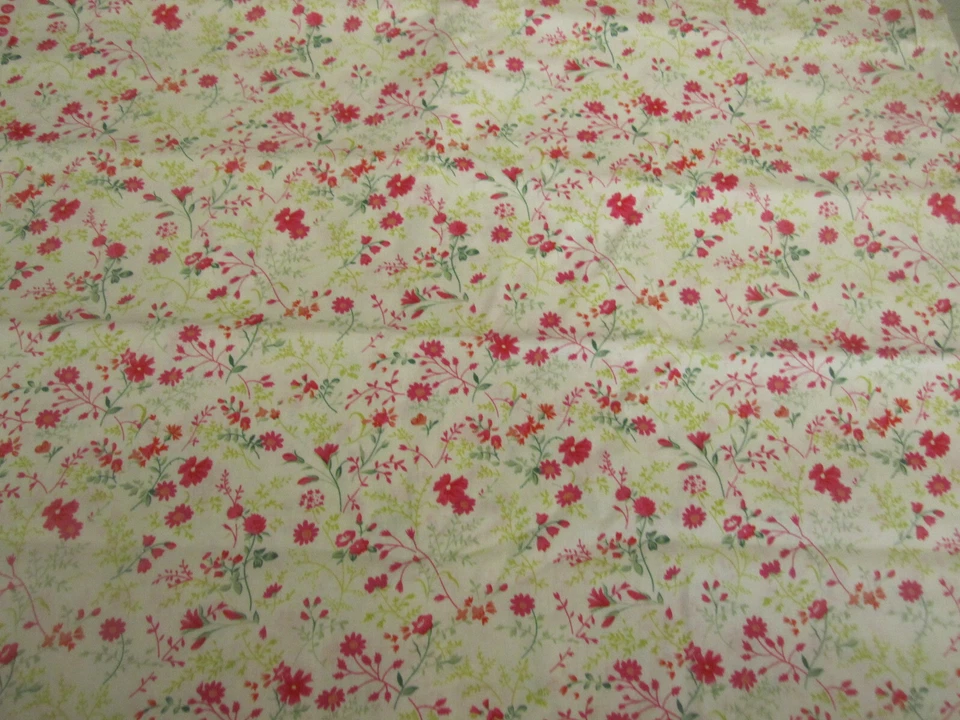 Tela de Algodón Rosa y Hubble David Textiles Rosa Floral Primavera sobre Blanco BTYx44 Foto 3 de 4