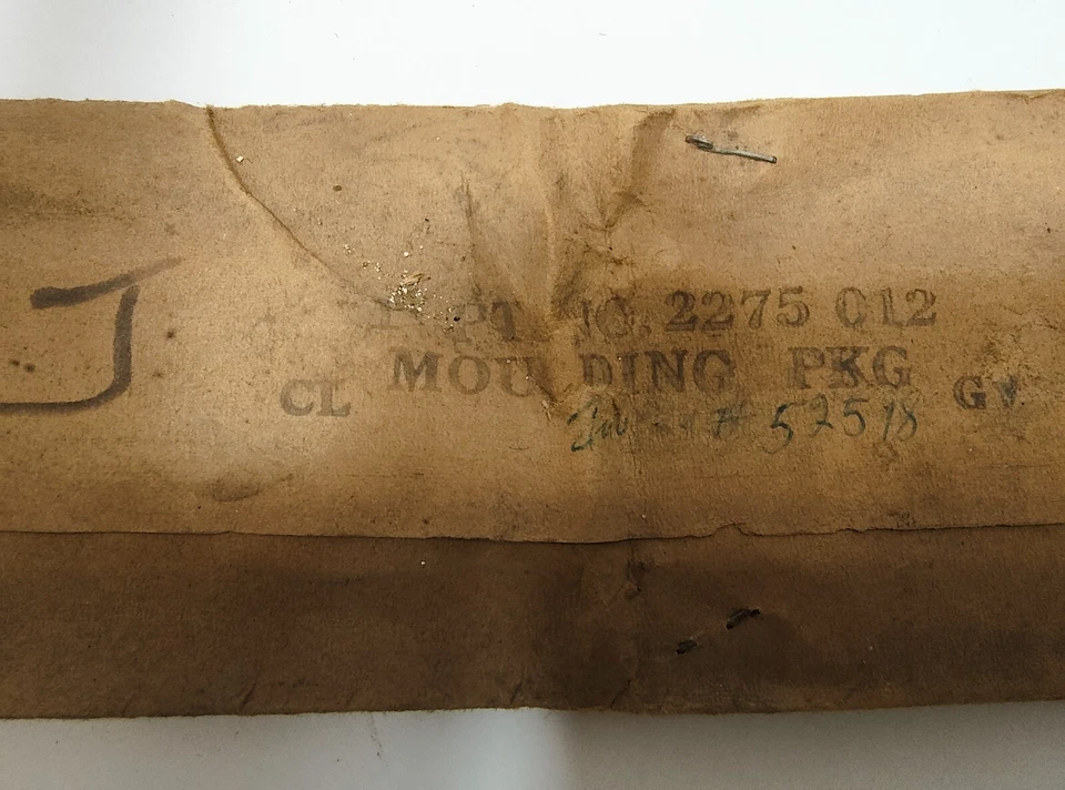 Chrysler Newport 300 1961 panel de carrocería trasero inferior moldura central 2275012 nuevo en stock Foto 4 de 4