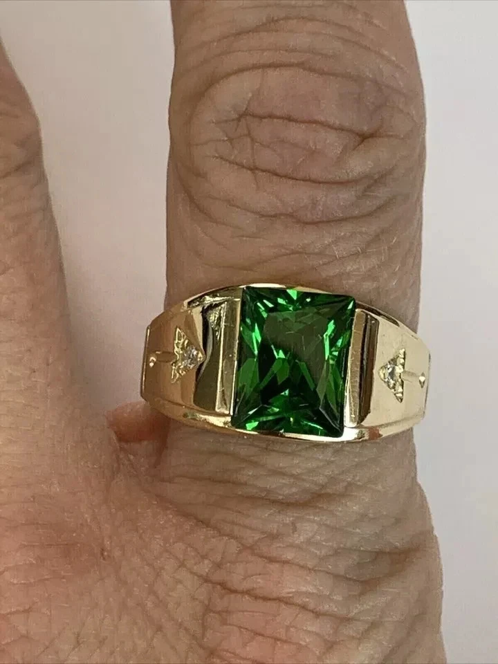 Anillo de boda para hombre de 4 quilates corte esmeralda verde creado en laboratorio chapado en oro amarillo de 14 quilates Foto 3 de 4