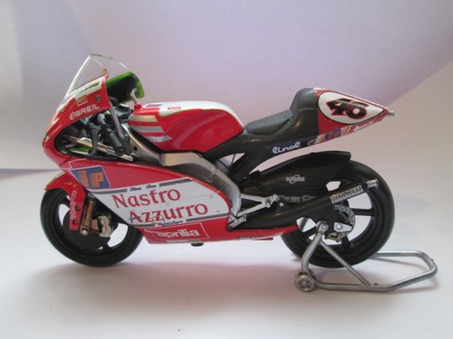 VALENTINO ROSSI NASTRO AZZURRO APRILIA RSW250 IMOLA 1998 1-18 SCALE MODEL