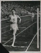 1938 Press Photo Chuck Fenske at 1500 meters at Stockholm Sweden track