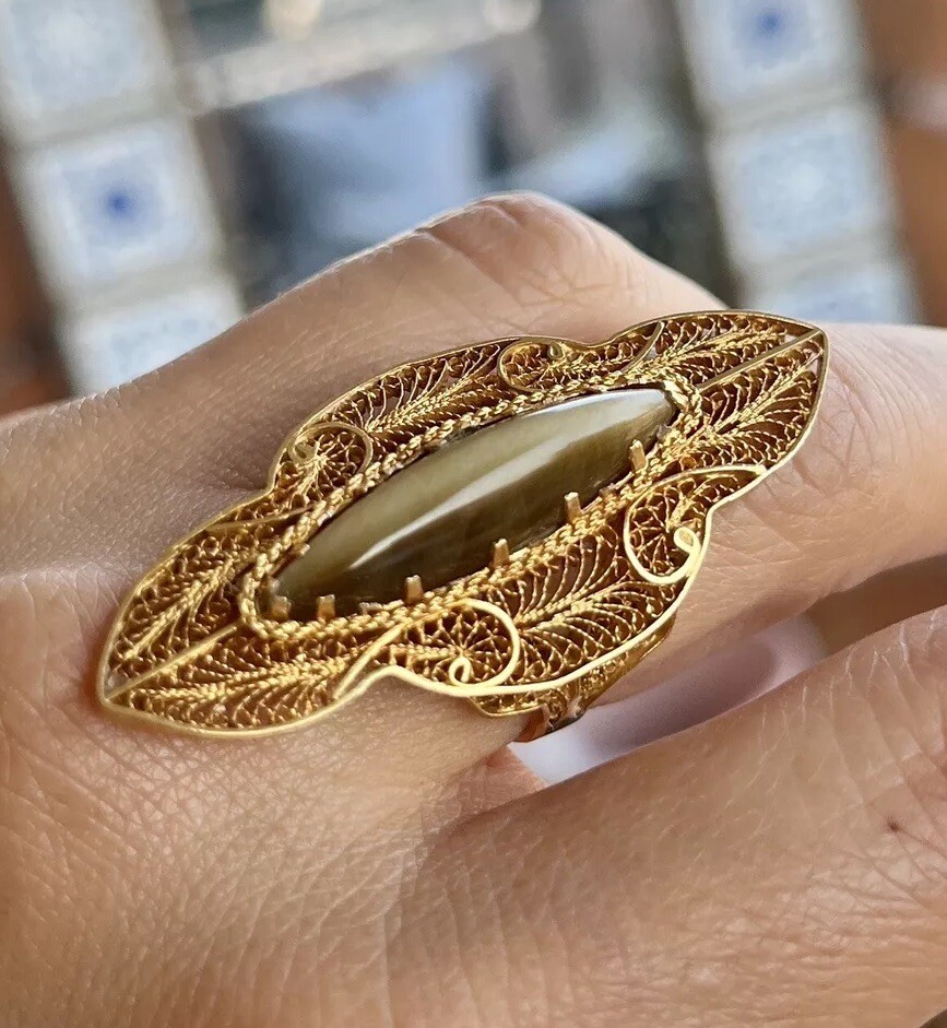 Solid 22K Gold Large Shield Cats Eye Ring Victori… - image 2