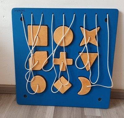 Wandspiel: Steckformen aus Holz von Beleduc - Formenspiel für Kinder