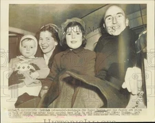 1953 Press Photo Roger Makins and family in their car upon arrival in Washington
