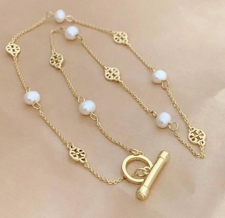 Collar de cadena de oro Tory Burch con perlas y dijes con logotipo para mujer Foto 2 de 3