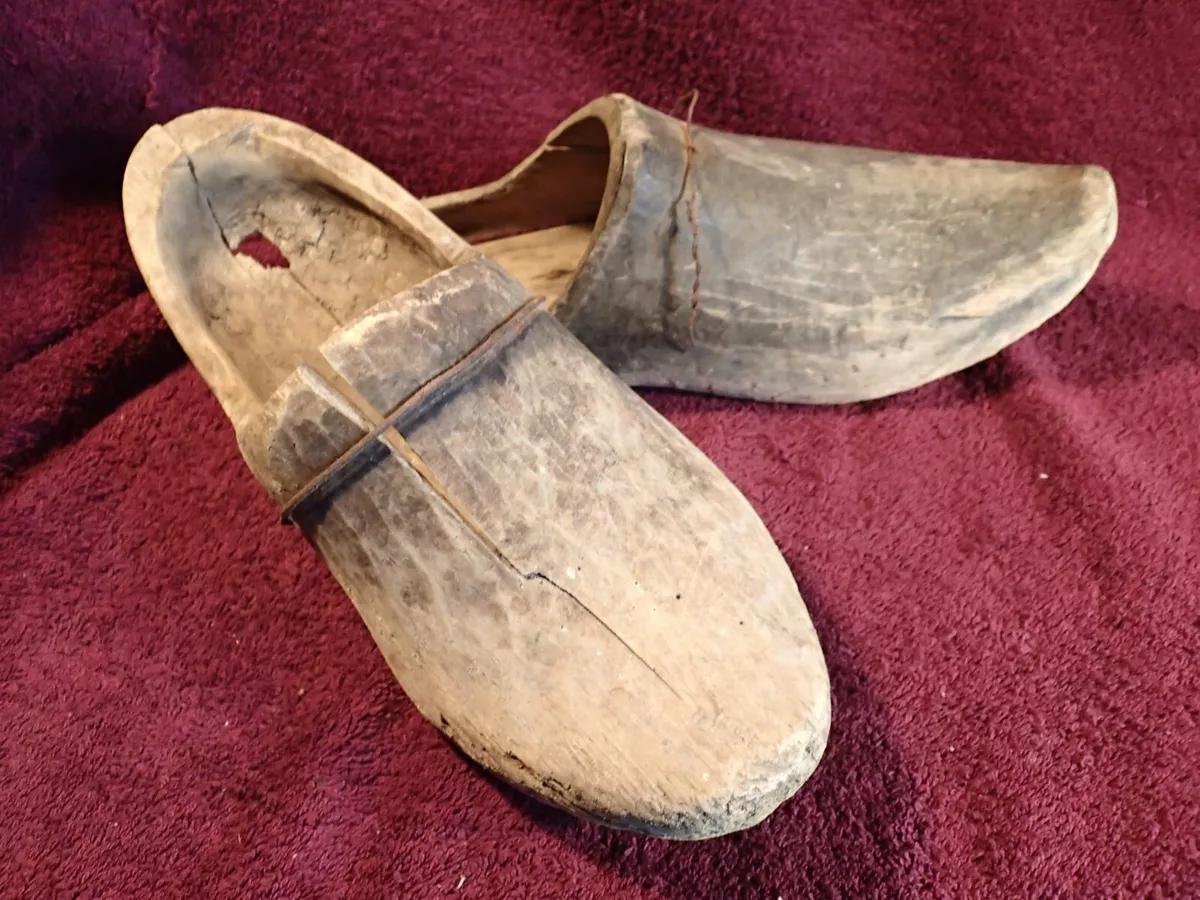 1700-s TWO ANTIQUE HANDCARVED WOOD SHOES PRIMITIVE FOLK ART SWEDEN SWEDISH