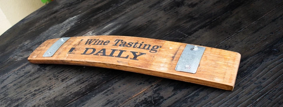 Letrero de pentagrama de barril de vino rústico, cata de vinos diaria, madera con soportes metálicos, barra Foto 2 de 3