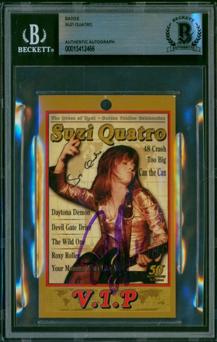 SUZI QUATRO signiert 50th Anniversary Edition Goldenes Jubiläum VIP-Abzeichen Brampel BAS