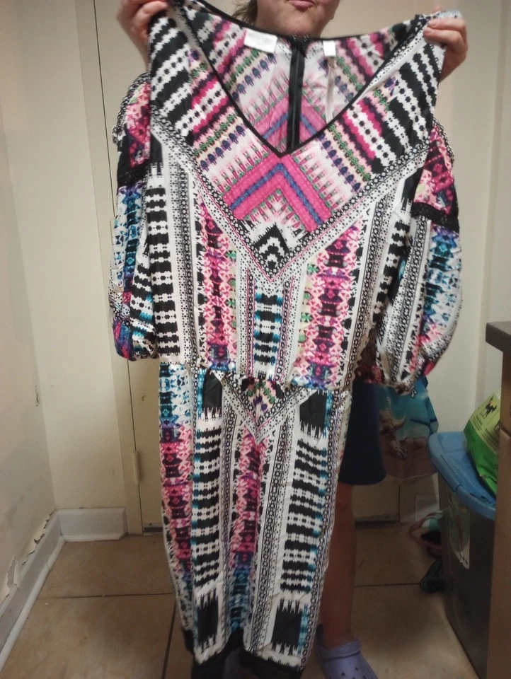 Bisou Bisou Caleidoscopio Mameluco de Hombro Frío con Borde de Encaje y Bolsillos! 3X reg $80 Foto 4 de 4