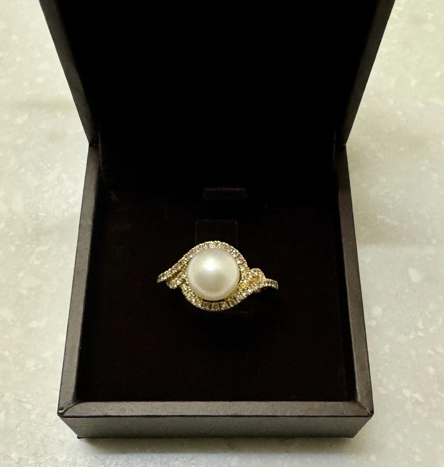 Anillo LeVian Perla Cultivada Remolino 1/3 Ct Dos Diamantes Oro Miel 14K Foto 4 de 4